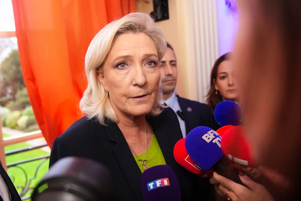 La présidente du Rassemblement national, Marine Le Pen, répond aux journalistes après le discours du Nouvel An prononcé par le président du Rassemblement national, Jordan Bardella, lundi 12 janvier 2026 à Paris (archives).