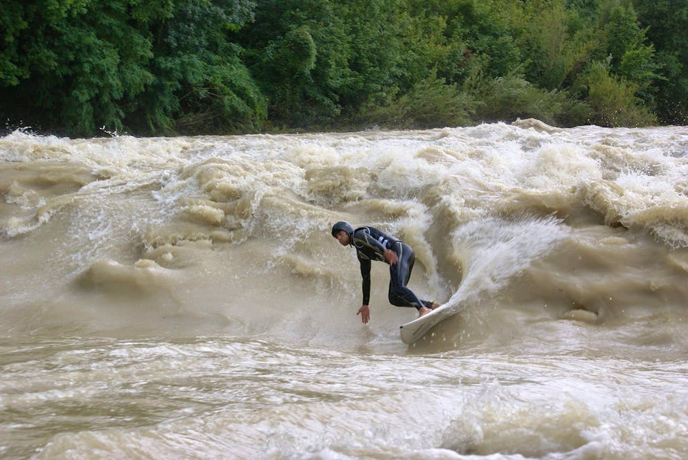 Grosse Erfolge Ueli Kestenholz. Auch später stand er wieder auf dem Board, hier 2007 auf der Thur. 
