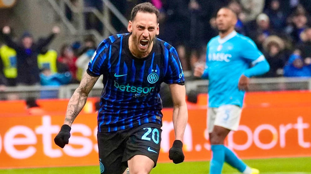 Hakan Calhanoglu s'est blessé à la jambe gauche.