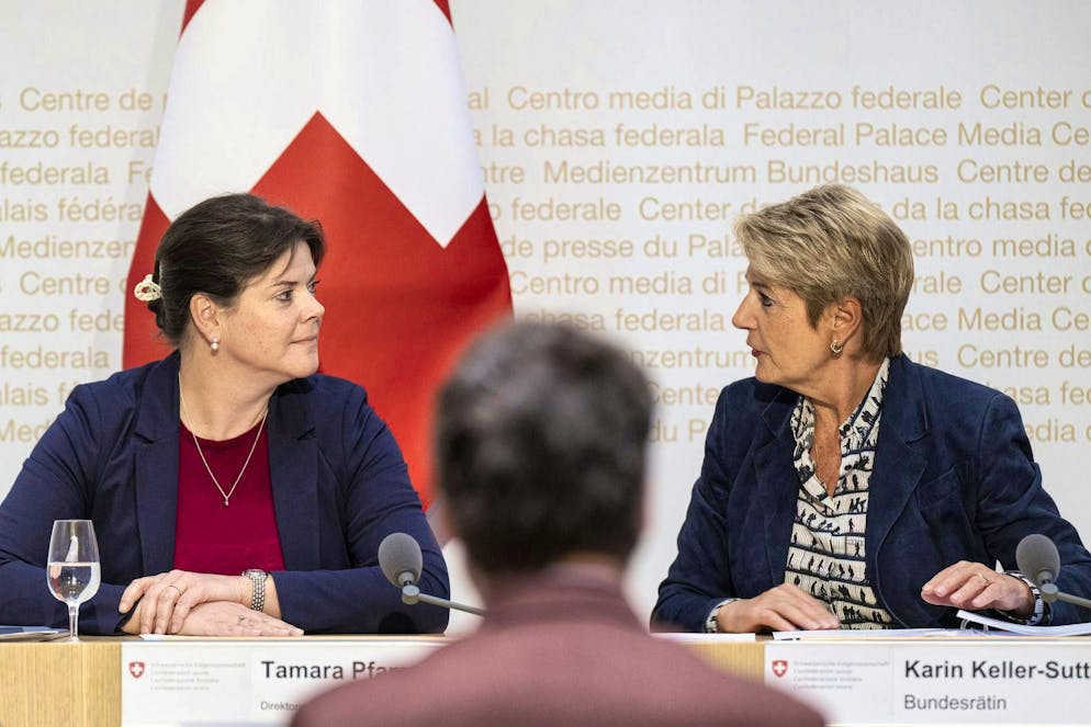 Federal Councillor Karin Keller-Sutter, right, and Tamara Pfamatter, Director of the Federal Tax Administration.