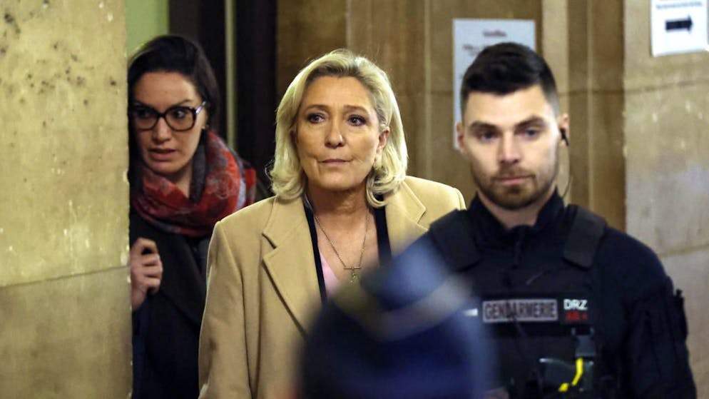 Francia. Marine Le Pen giunta in tribunale per l'appello