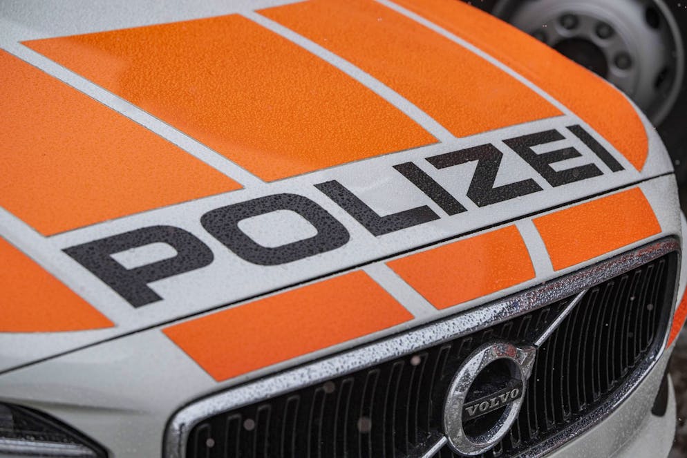 Des escrocs ont extorqué 250'000 francs dans un cas de fraude dans le canton de Schwyz. Ils se sont fait passer pour des employés de banque auprès de leur victime, une arnaque en recrudescence, alerte la police cantonale. (Photo d'illustration)