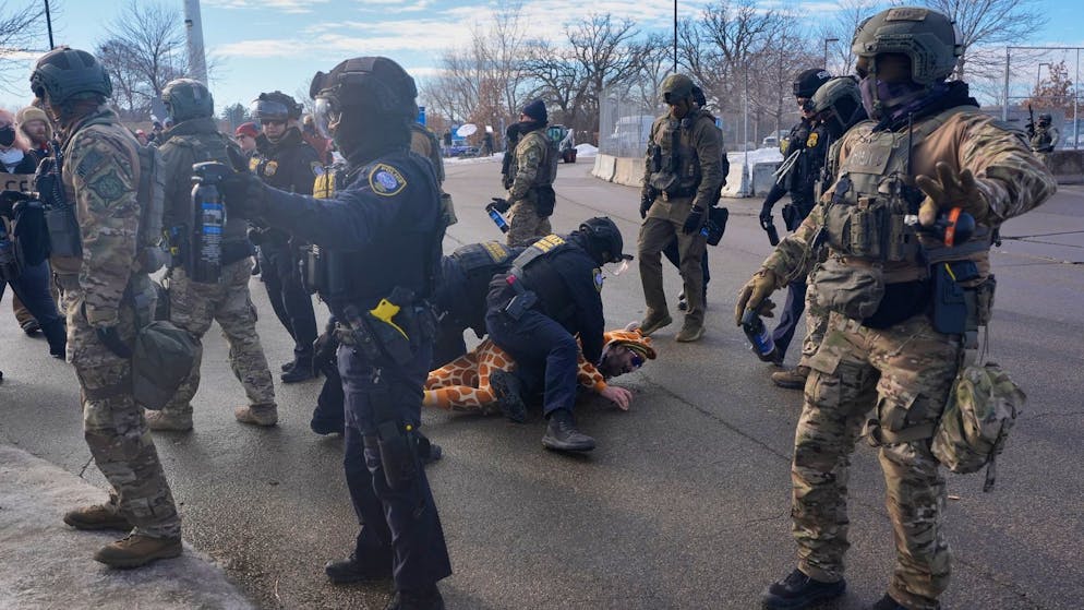 Protest gegen Bundesbeamte der Immigration and Customs Enforcement (ICE) am Montag in Minneapolis. 