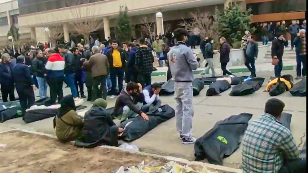 Il media di opposizione parla del "più grande massacro nella storia contemporanea dell'Iran". Nella foto, che circola sulle reti sociali, si vedono decine di cadaveri a Kahrizak, nella provincia di Teheran.