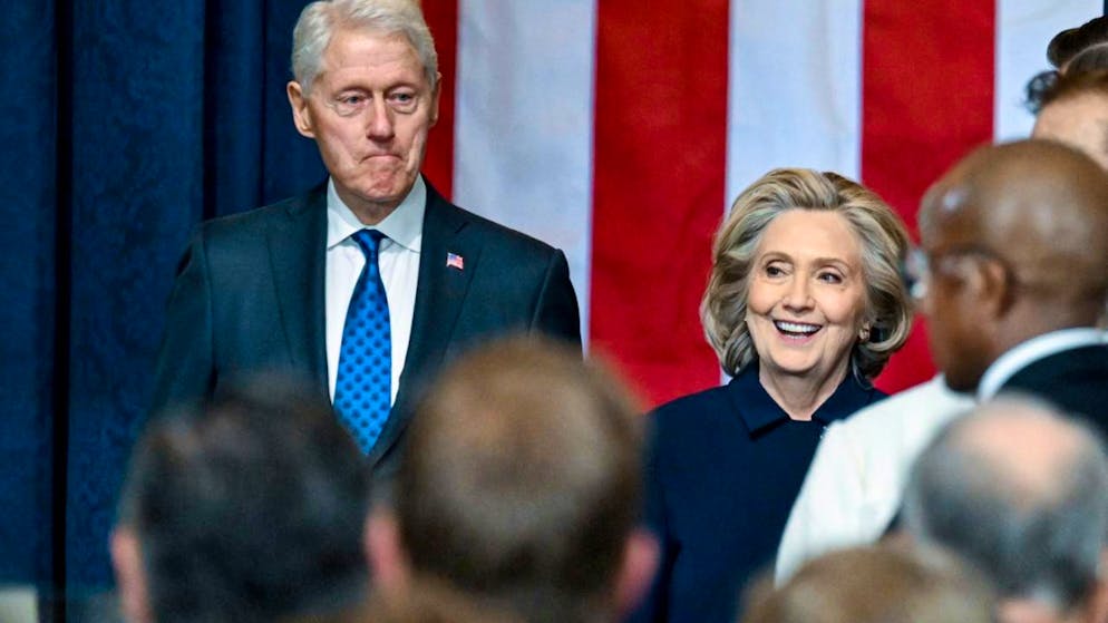 ARCHIV - Die ehemalige Außenministerin Hillary Clinton, rechts, und der ehemalige Präsident Bill Clinton treffen vor der Amtseinführung des Präsidenten in der Rotunde des US-Kapitols in Washington ein. Foto: Kenny Holston/Pool The New York Times/AP/dpa (Archivbild)
