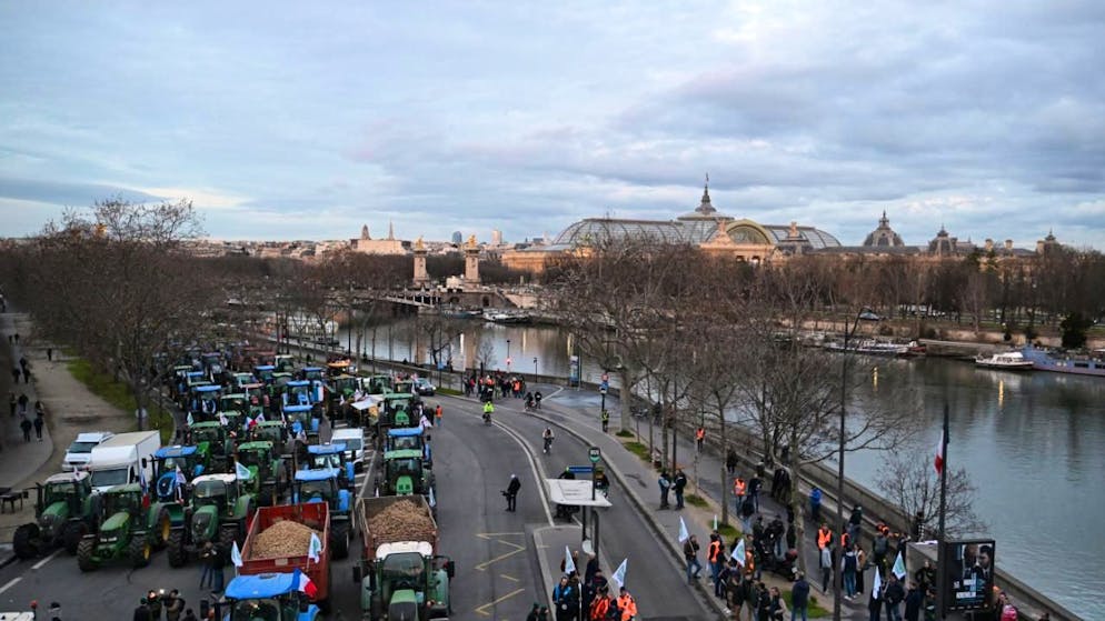 Francia. Accordo Mercosur, gli agricoltori invadono Parigi con i trattori