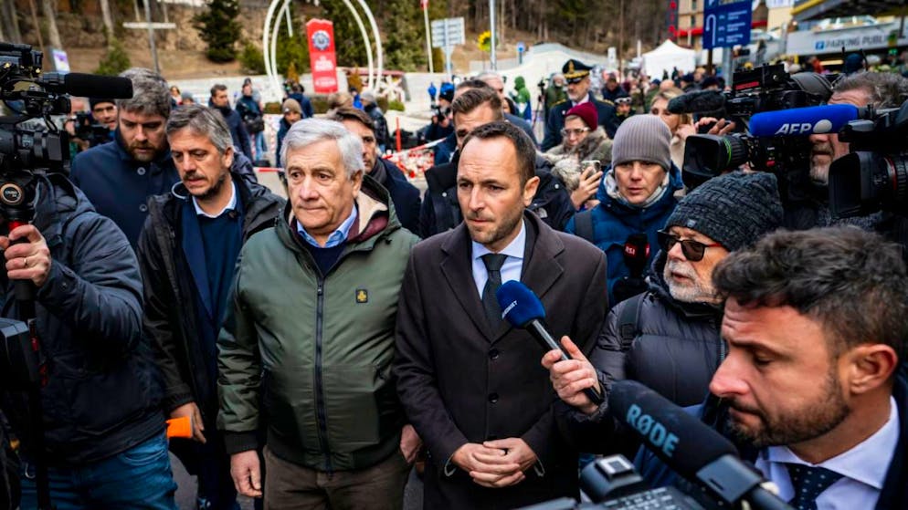 Antonio Tajani s'était rendu dès le 2 janvier à Crans-Montana (ici au côté du président du gouvernement valaisan Mathias Reynard).
