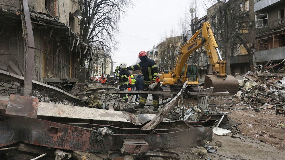 Rettungskräfte nach einem russischen Angriff auf Charkiw. (3. Januar 2026)