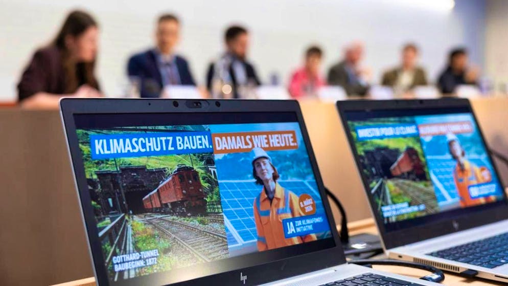 Supporters of the climate fund initiative present their campaign to the media in Bern.