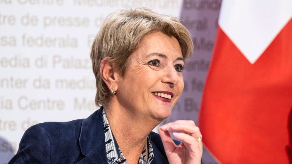 La "ministra" delle finanze, Karin Keller-Sutter, mentre difende la riforma fiscale delle coppie sposate.