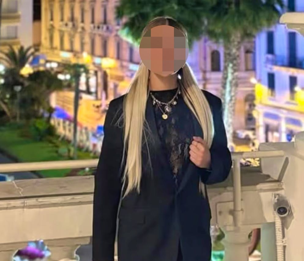 Cyane P. (24) war die Kellnerin mit Helm. 