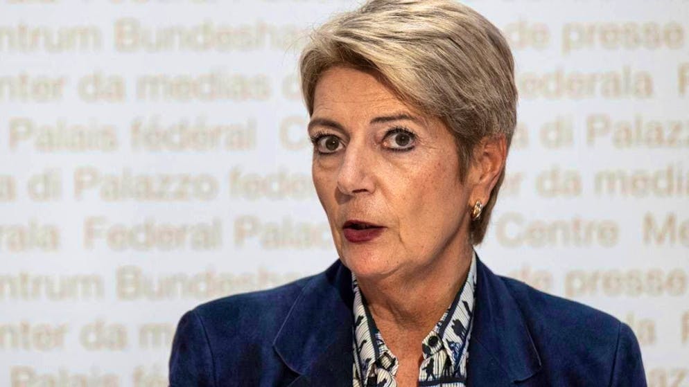 Finance Minister Karin Keller-Sutter wants to enshrine the supply of cash in the constitution.