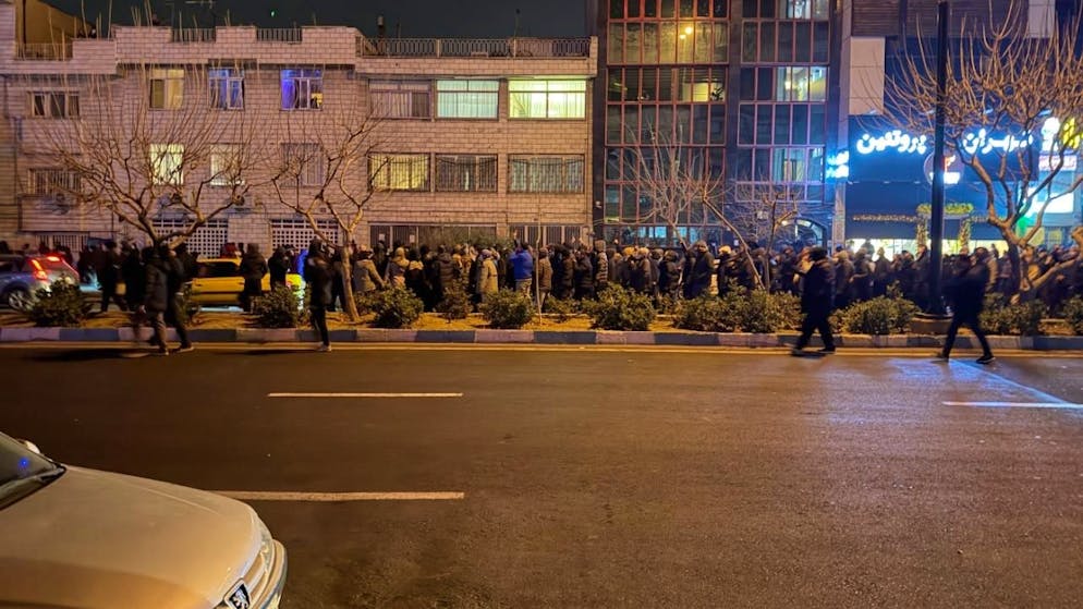 Dieses am 08. Januar aufgenommene und am 13. Januar via AP zur Verfügung gestellte Foto soll Iraner bei einem Protest gegen die Regierung in Teheran zeigen. Seit mehr als zwei Wochen demonstrieren Iraner gegen die autoritäre Führung ihres Landes. Menschenrechtsorganisationen dokumentieren Hunderte Todesfälle. Foto: Uncredited/UGC/AP/dpa - ACHTUNG: Nur zur redaktionellen Verwendung im Zusammenhang mit der aktuellen Berichterstattung und nur mit vollständiger Nennung des vorstehenden Credits