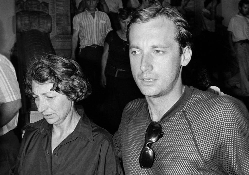 Le nationaliste corse Alain Orsoni (à droite) avec sa mère Marinette (à gauche) le dernier jour du procès des autonomistes corses, le 26 juillet 1985, à la sortie du palais de justice de Lyon, dans le centre-est de la France. Alain Orsoni, ancien leader nationaliste corse devenu homme d'affaires et ancien président du club de football AC Ajaccio, a été abattu lors des funérailles de sa mère, le 12 janvier 2026, dans le village de Vero, en Corse du Sud, selon une source proche de l'enquête. (Photo de Gérard MALIE / AFP)