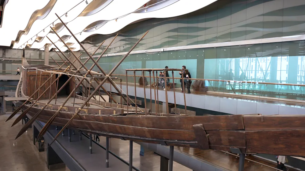 Die Cheops-Barke ist ein vollständig erhaltenes Schiff aus dem alten Ägypten, das für Pharao Cheops (ca. 2589–2566 v. Chr.) gebaut wurde.