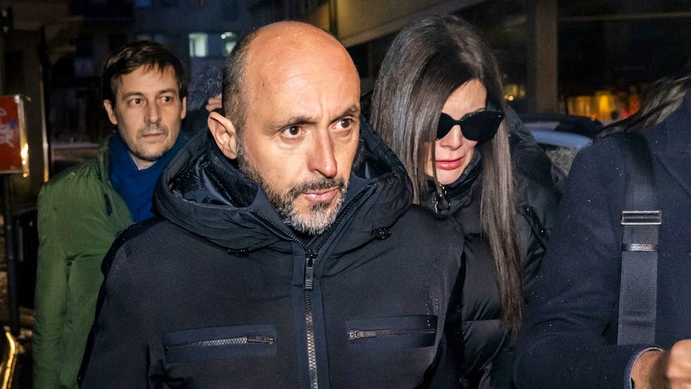 Die Barbetreiber Jacques (vorne links) und Jessica Moretti (r.). (9. Januar 2026)