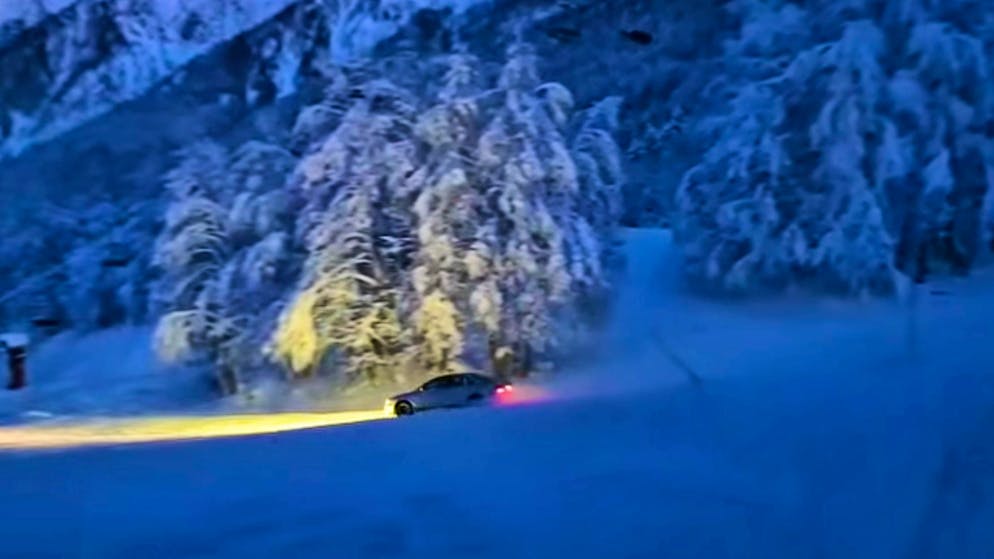 Ein Auto raste am vergangenen Sonntag in Les Houches eine Skipiste hinunter.
