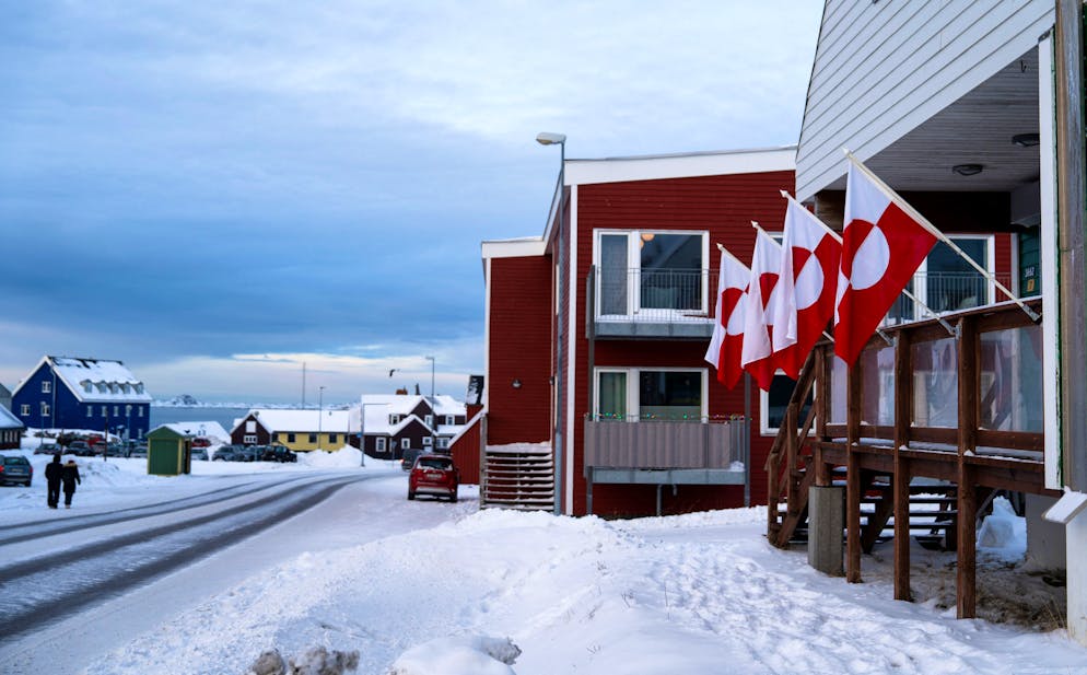 Des drapeaux groenlandais sont fixés sur un bâtiment à Nuuk, au Groenland, le 14 janvier 2026.