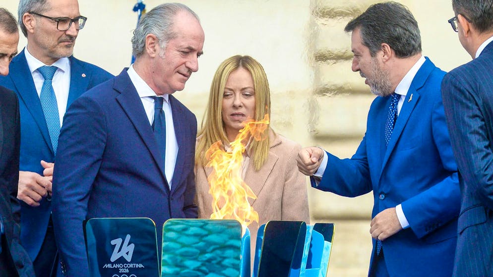 Olimpiadi di Milano-Cortina. Scoppia la polemica sui portatori della fiamma: «Siamo tutti arrabbiati…»