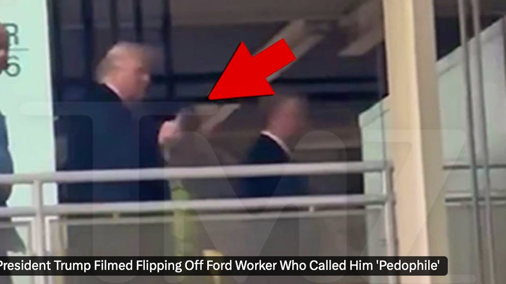 Bei Besuch in Autofabrik. Trump zeigt einem Zwischenrufer den Stinkefinger