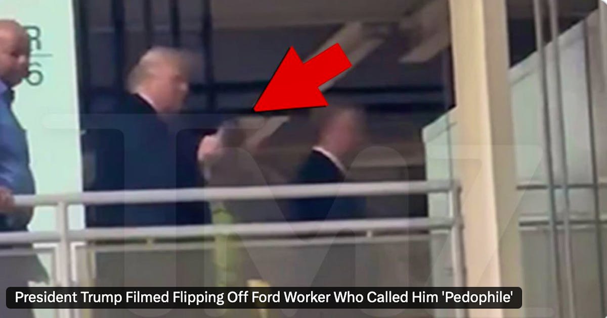 Trump gives a heckler the finger | blue News