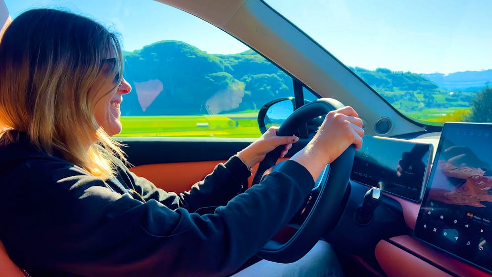 Das Fahren mit Range Extender findet GO! Redaktorin Laila angenehmer als mit einem Plug-In-Hybrid.