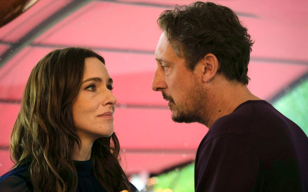 «Tatort» im Check: Was ist der Unterschied zwischen It-Girls und Influencern?. Stuttgarter «Tatort: Ex-It» über die Psychologie des verblassten Ruhms: Das ehemalige It-Girl Pony (Kim Riedle) und Stephan Hübner (Hans Löw) haben ihre Tochter verloren, der Sohn wird vermisst. Wegen ihrer inneren Distanz können die beiden nicht gemeinsam trauern.