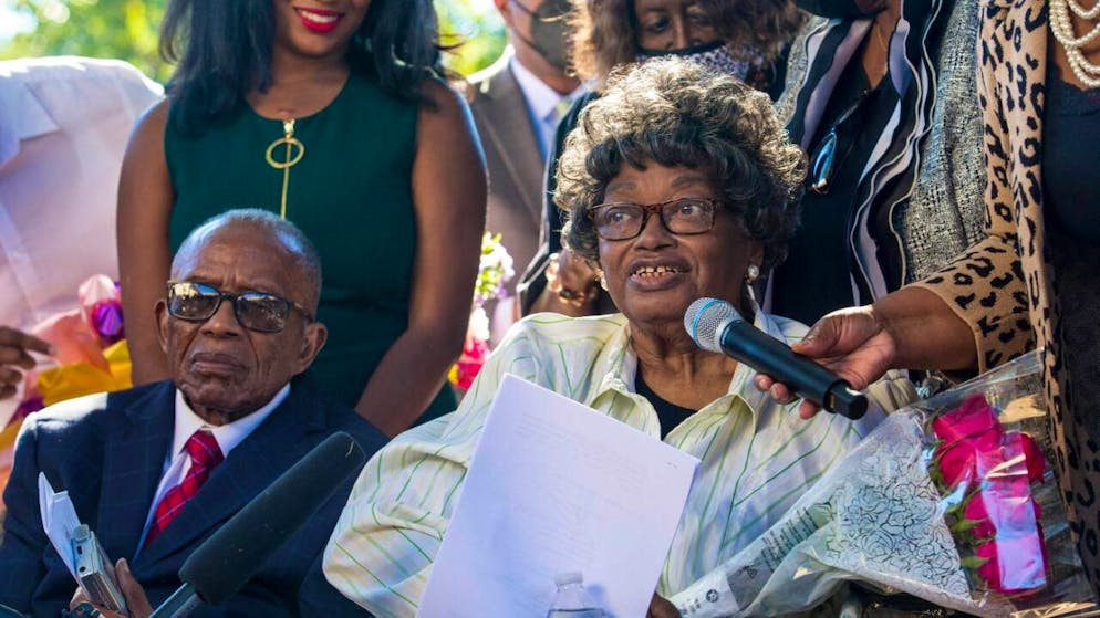 All'età di 15 anni Claudette Colvin - qui in una foto del 2021 - si rifiutò di spostarsi verso la parte posteriore dell'autobus riservata ai passeggeri di colore.