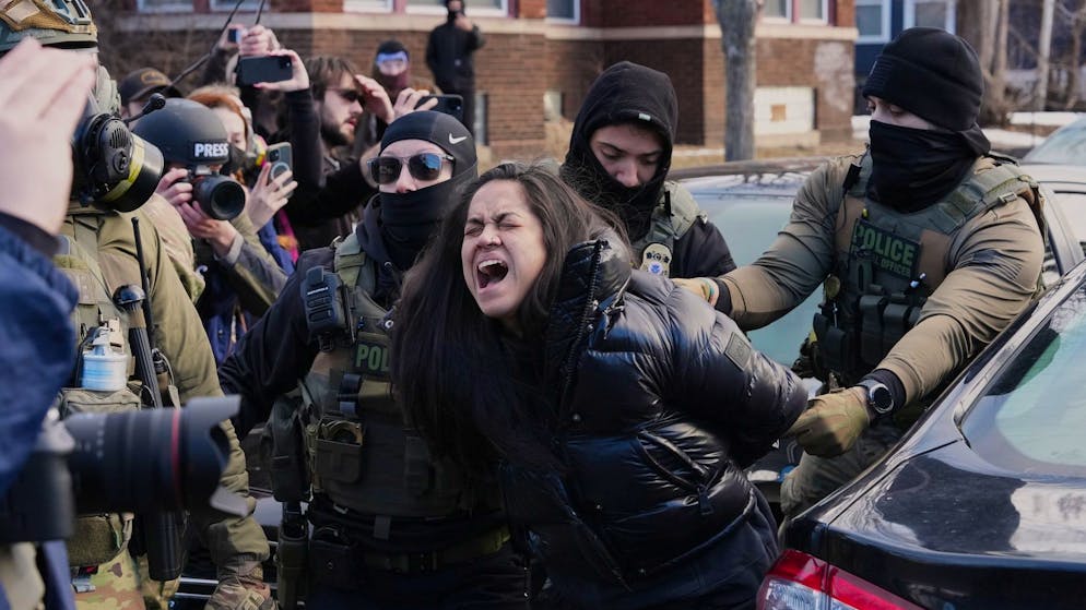 Eine Demonstrantin wird bei Protesten gegen ICE am Dienstag in Minneapolis festgenommen. Die Bundesbeamten gehen immer rabiater gegen Demonstranten vor.