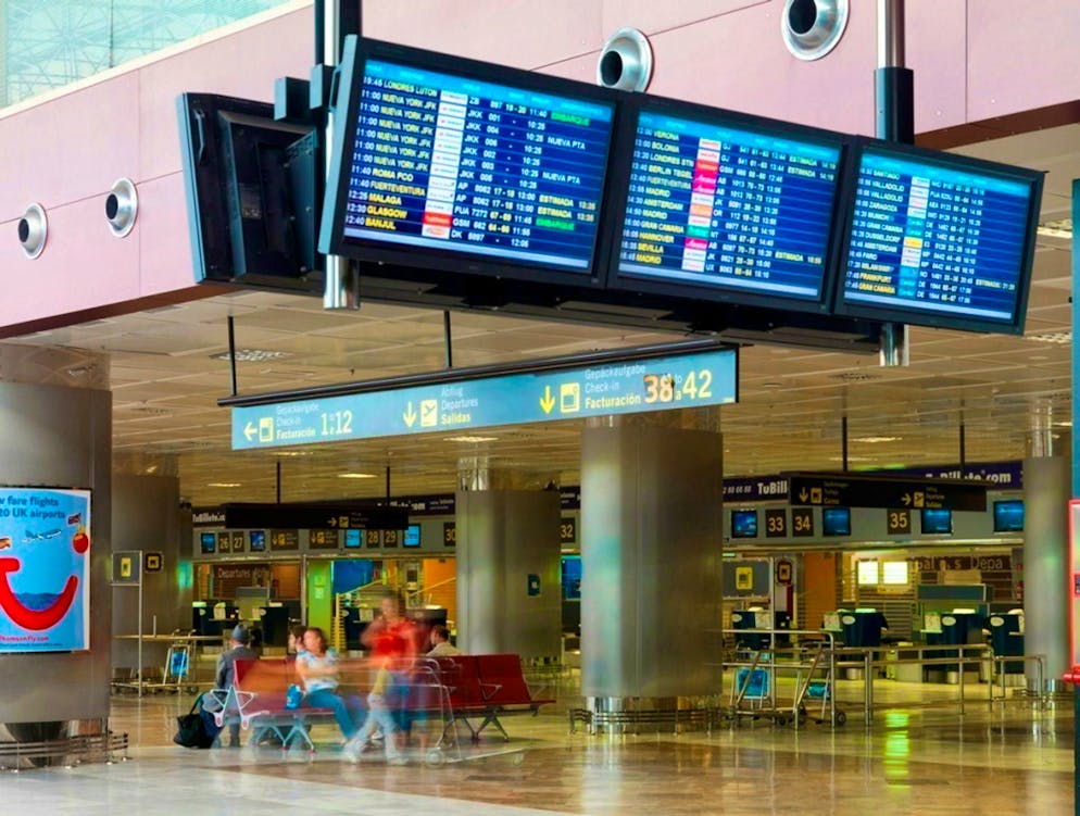 Tourist wants to board plane with dead woman - Gallery. An 80-year-old tourist wanted to fly home from Tenerife with his wheelchair-bound wife. But the security check was the end of the line: the woman was dead. (symbolic image)