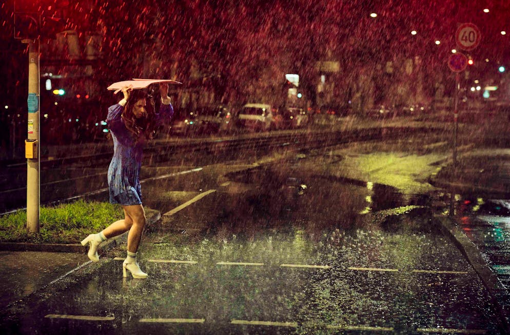 «Tatort» im Check: Was ist der Unterschied zwischen It-Girls und Influencern?. Pony Hübner (Kim Riedle) läuft durch die regnerische Nacht, um am Kiosk Zigaretten zu kaufen. Ihre Kinder lässt sie im Auto zurück. Als sie zurückkehrt, ist das Auto mit den Kindern verschwunden. Später wird es im Neckar gefunden - mit einem toten Kind.