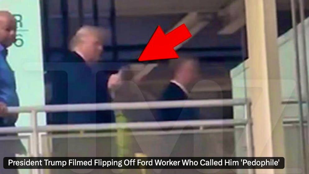 Durante una visita ufficiale. Trump mostra il dito medio a un disturbatore, per il suo portavoce: «Risposta appropriata»