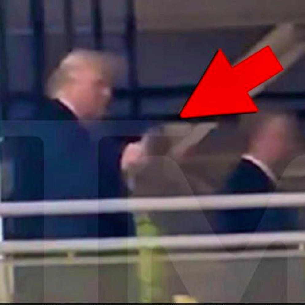 Durante una visita ufficiale. Trump mostra il dito medio a un disturbatore, per il suo portavoce: «Risposta appropriata»