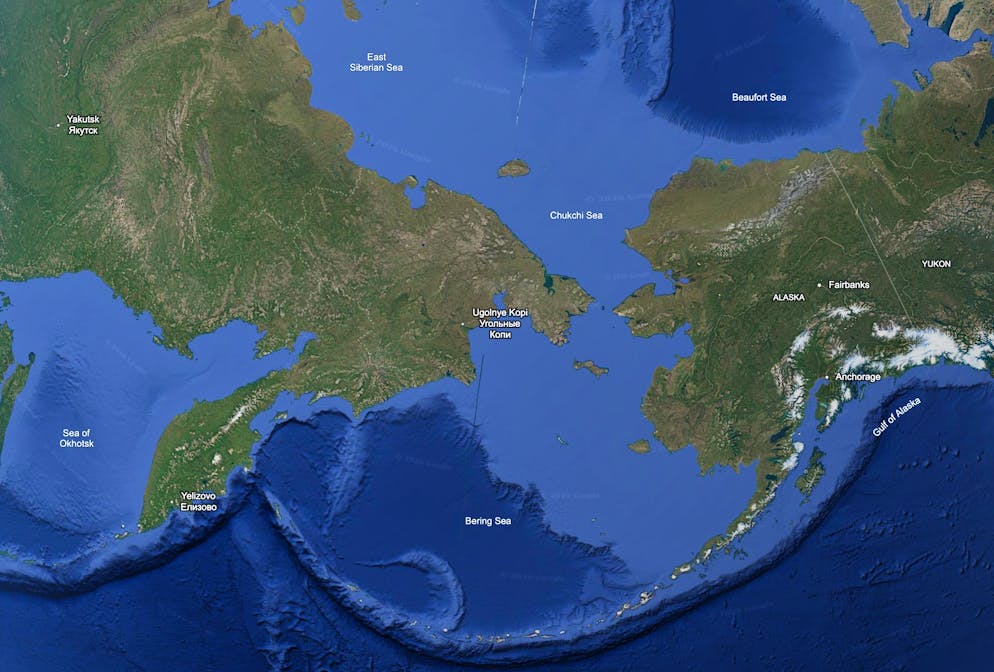Die Grenze zwischen Alaska in den USA und Russlands Fernen Osten. Die Länder werden von der Beringstrasse voneinander getrennt. Fun Fact: Das südlich gelegene Beringmeer ist nach dem Dänen Vitis Bering benannt, der es 1728 im Dienste Russlands durchfahren hat.