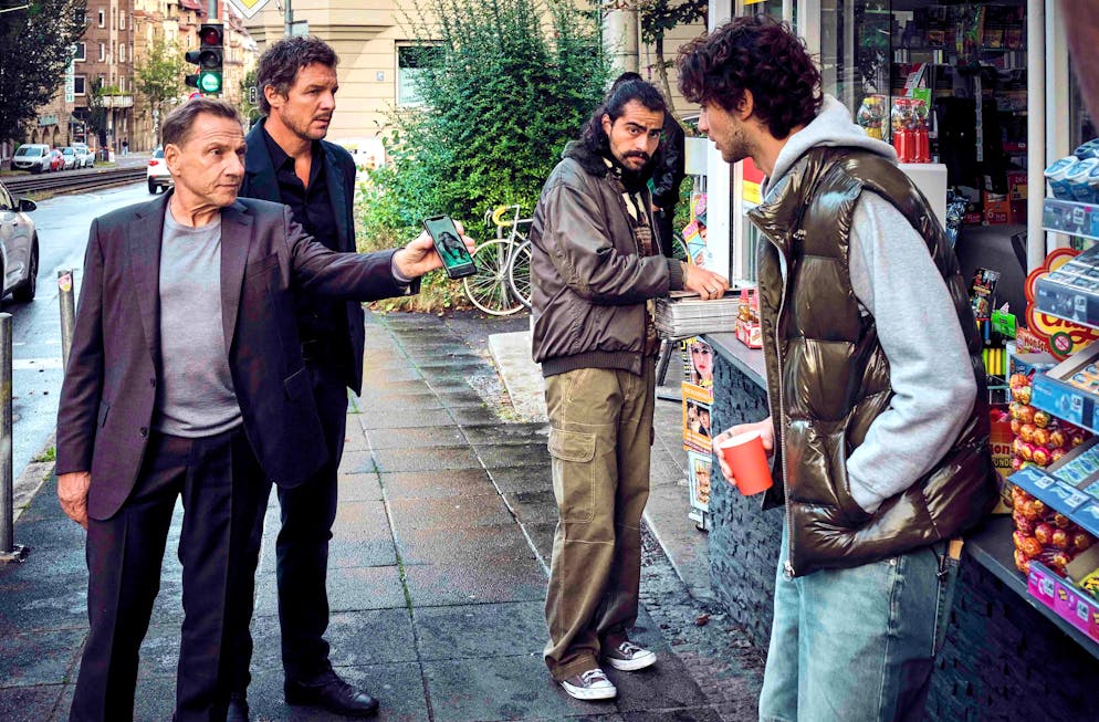 «Tatort» im Check: Was ist der Unterschied zwischen It-Girls und Influencern?. Thorsten Lannert (Richy Müller, links) und Sebastian Bootz (Felix Klare) befragen Zeugen, die Pony am Tatabend beim Zigarettenkaufen gesehen haben.