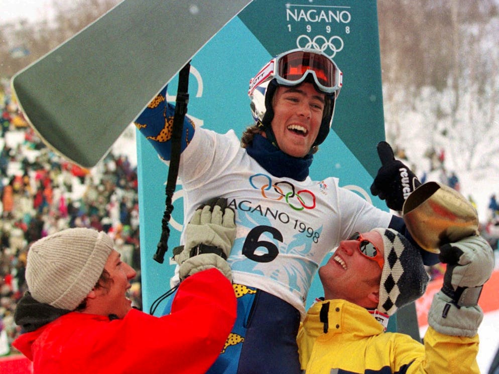 Ueli Kestenholz. Il devient ainsi le premier médaillé olympique suisse en snowboard.