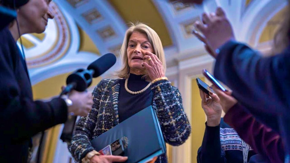 ARCHIVE - Sen. Lisa Murkowski, R-Alaska, speaks with reporters outside the Senate chamber in the Capitol. Photo: J. Scott Applewhite/AP/dpa