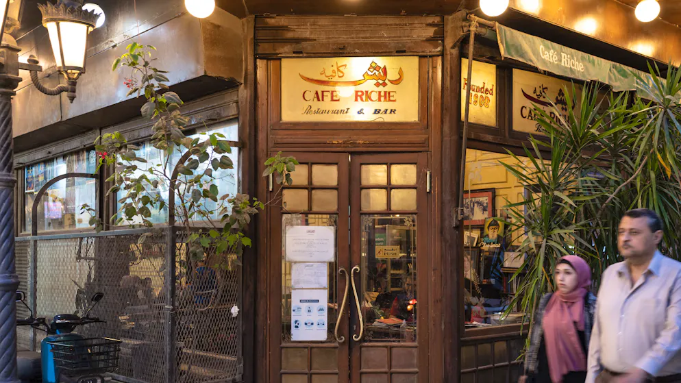 Eingang des Café Riche im Zentrum von Kairo: Das 1908 gegründete Lokal gilt als legendärer Treffpunkt für Schriftsteller, Intellektuelle und Revolutionäre der Stadt.