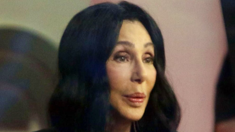 Guerra delle royalties. Cher chiede un milione di euro alla vedova di Sonny Bono