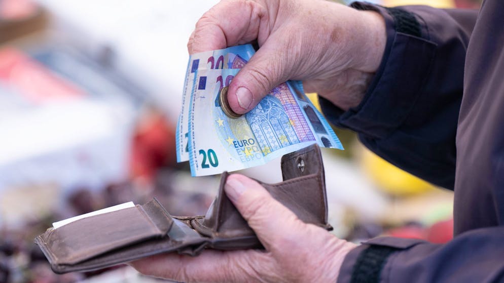 Fictitious plight. Swiss woman scams passers-by in Constance with pity scam