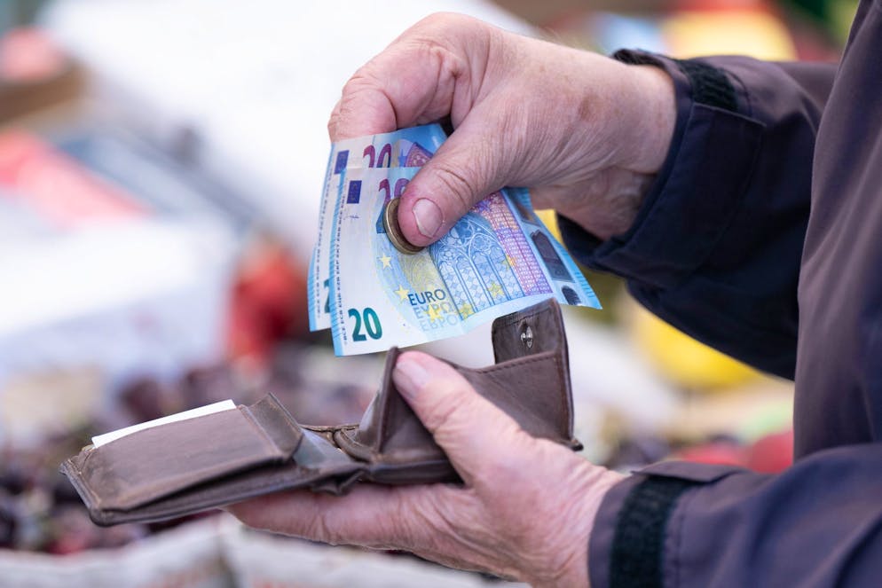 Geld aus der Tasche gezogen: Eine Schweizerin hat in Konstanz mehrere Menschen per Mitleidsmasche betrogen.