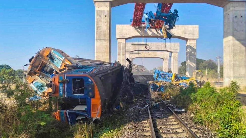 Ecco cos'è successo. Almeno 22 morti in un incidente ferroviario nel nord della Thailandia