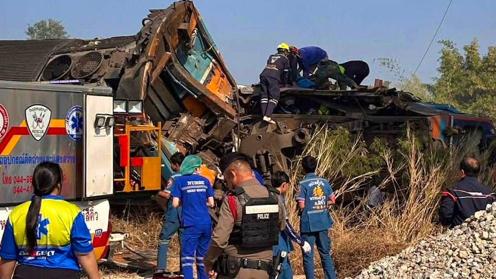 Serious accident in Thailand. Train crashes into construction crane - death toll rises to 22