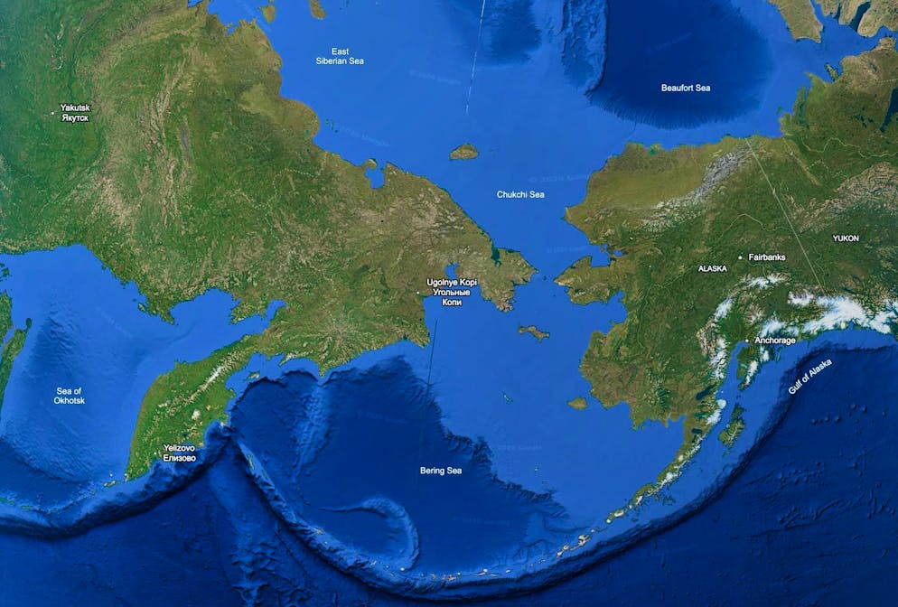 La frontière entre l'Alaska aux États-Unis et l'Extrême-Orient russe. Les pays sont séparés par le détroit de Béring. Fun Fact : la mer de Béring, située au sud, porte le nom du Danois Vitis Bering, qui l'a traversée en 1728 au service de la Russie.