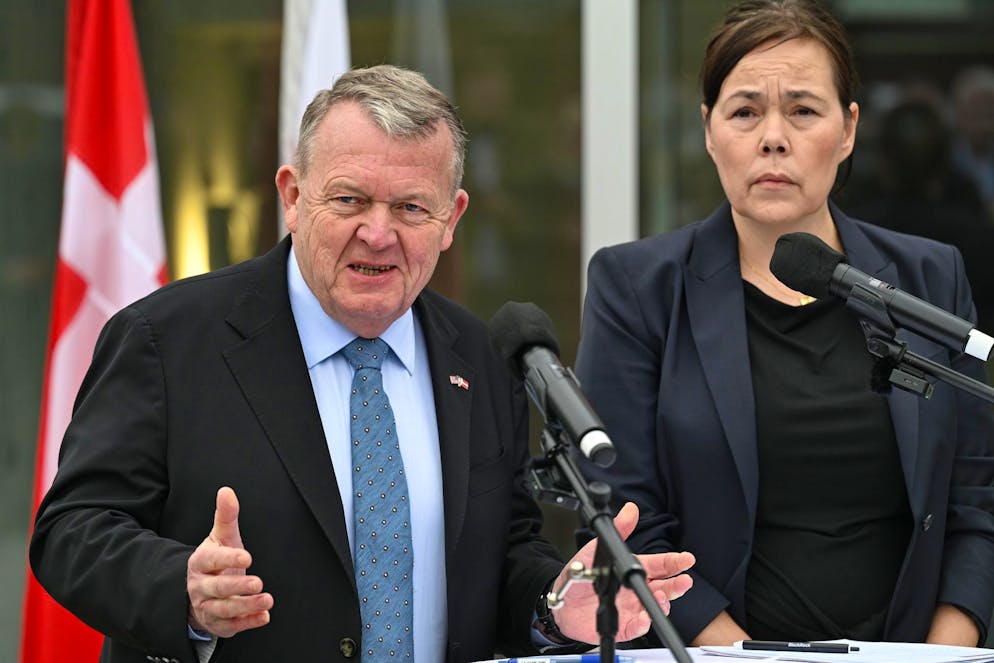 Le ministre des Affaires étrangères du Danemark, Lars Løkke Rasmussen, et la ministre des Affaires étrangères du Groenland, Vivian Motzfeldt, s'expriment lors d'une conférence de presse à l'ambassade du Danemark, mercredi 14 janvier 2026, à Washington. (AP Photo/John McDonnell)