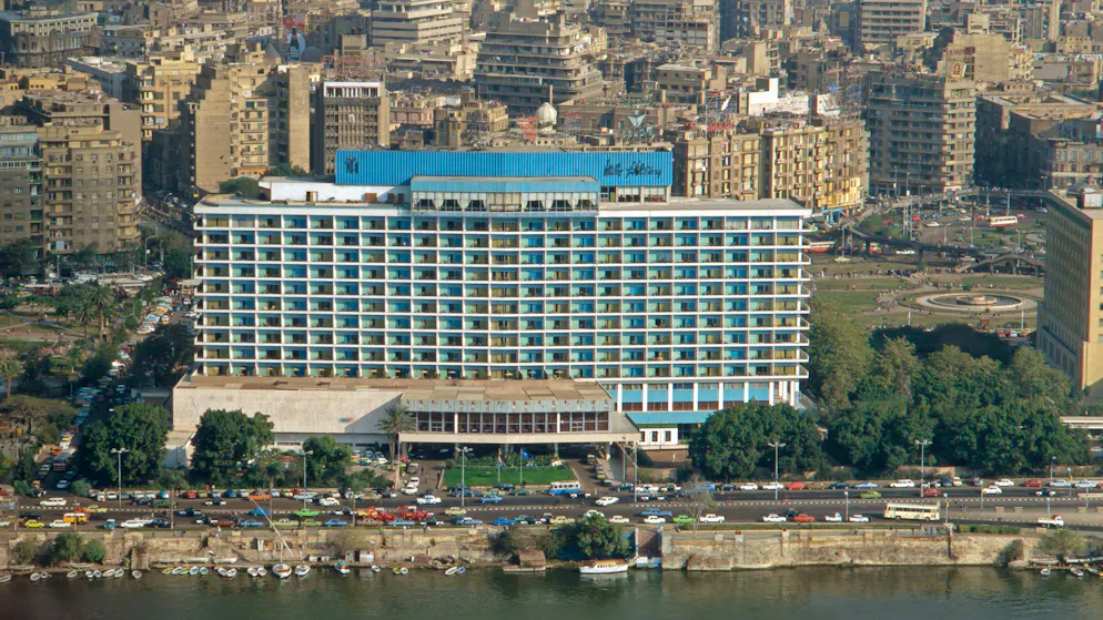 Blick vom Fernsehturm auf das legendäre Nile Hilton Hotel und den Midan el Tahrir-Platz (rechts). Das Hotel schloss 2009 nach über 50 Jahren. Für Expats war es eine Institution.