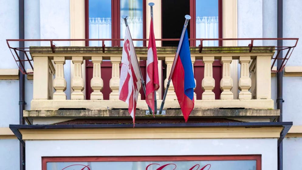 «Gilberte de Courgenay»: eine Frau für den Zusammenhalt der Schweiz - Gallery. Der Originalschauplatz: das Hotel-Restaurant de la Gare, heute mit "Petite Gilberte" als Namen, in Courgenay.