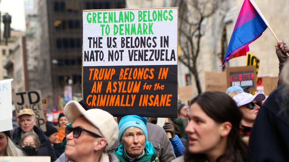 Auch in den USA formatiert sich Protest gegen die Trumpsche Annektionsrhetorik. Demonstrierende am 11. Januar 2026 in New York City.