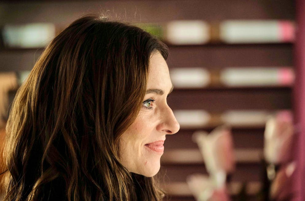 «Tatort» im Check: Was ist der Unterschied zwischen It-Girls und Influencern?. Pony (Kim Riedle) war noch vor etwa zehn Jahren eine der meistfotografierten Frauen Deutschlands. Ein sogenanntes It-Girl, das von seinem Ehemann und Manager vermarktet wurde. Dann zog sich Pony ins Privatleben zurück und bekam zwei Kinder. Ihre Ehe befand sich zuletzt in deutlicher Schieflage - als ein tragischer Unfall passiert. Oder war es Mord?