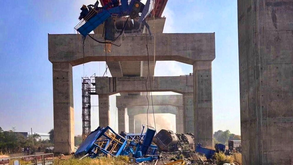 HANDOUT - This photo released by the State Railway of Thailand shows a scene after a construction crane crashed into a passenger train in Thailand's Nakhon Ratchasima province. Photo: Uncredited/State Railway of Thailand/dpa - ATTENTION: For editorial use only and only with full attribution of the above credit